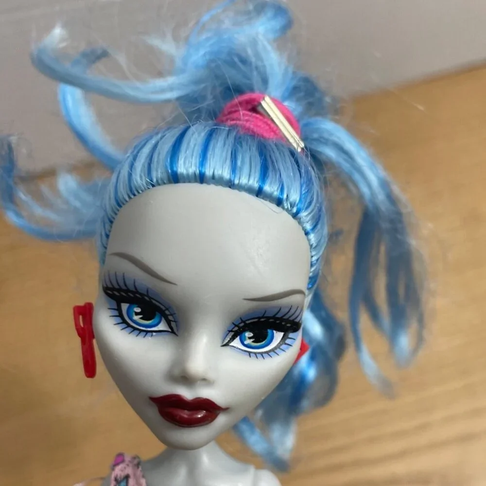 Monster High Doll Ghoulia Yelps Scaris City of Frights Red Zipper Earrings  2008